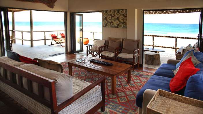 Ein Wohnzimmer mit einer Couch und einem Tisch