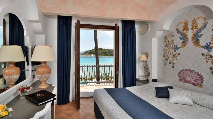 Ein Hotelzimmer mit einem Bett und einem Spiegel