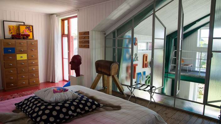Ein Schlafzimmer mit einem Bett und einer Kommode