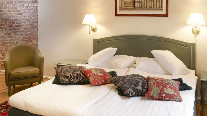 Ein Hotelzimmer mit einem Bett und einem Stuhl