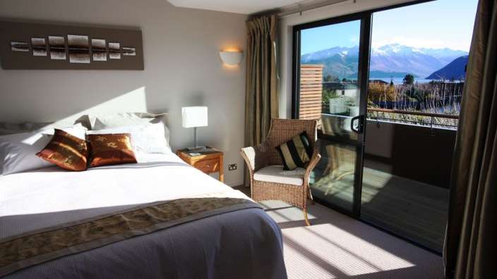 Ein Schlafzimmer mit einem Bett und einem Stuhl