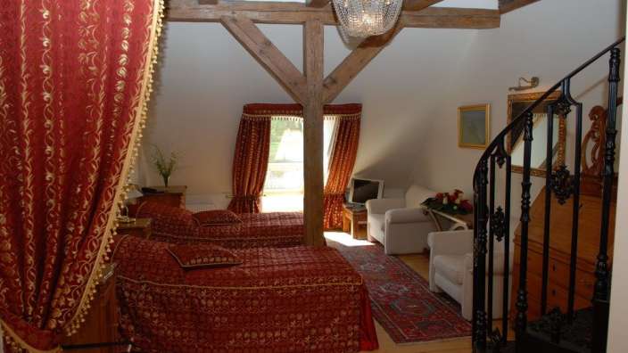 Ein Schlafzimmer mit drei Betten und einem Fernseher