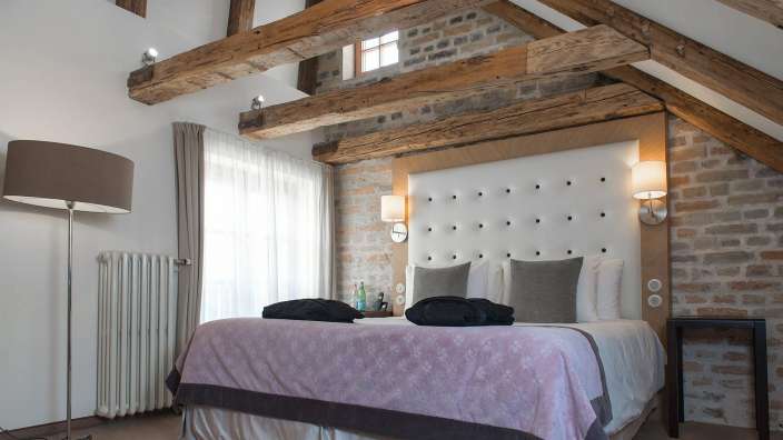 Ein Schlafzimmer mit einem Bett und einer Lampe