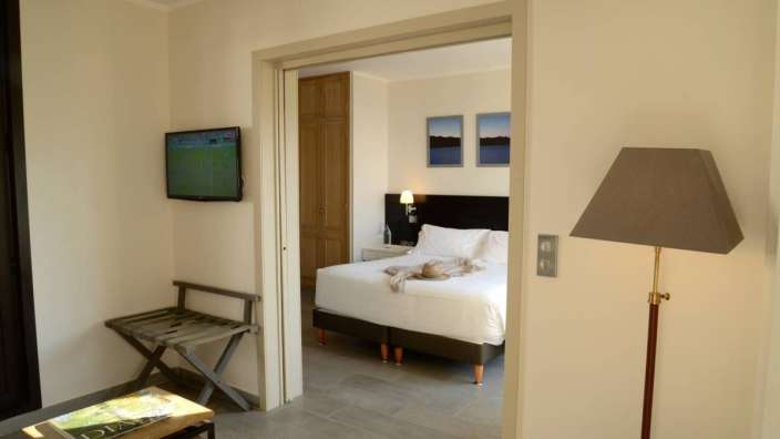 Ein Hotelzimmer mit einem Bett und einem Fernseher