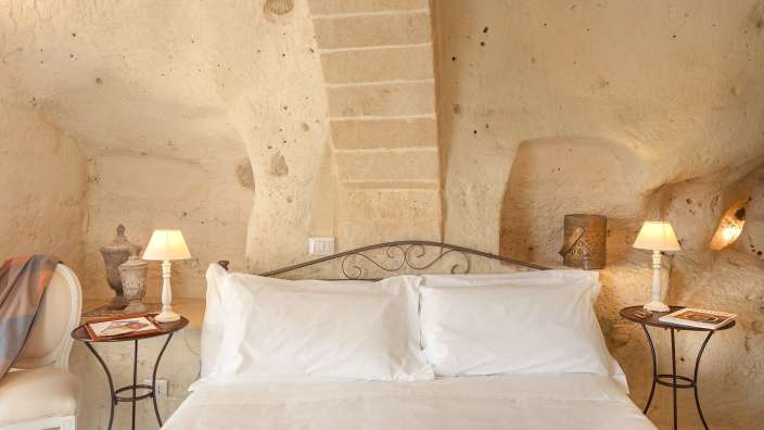 Ein Schlafzimmer mit einem Bett und zwei Nachttischen