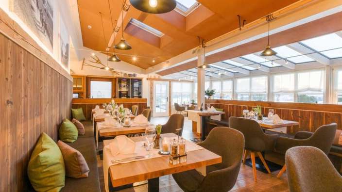 Ein Restaurant mit vielen Tischen und Stühlen