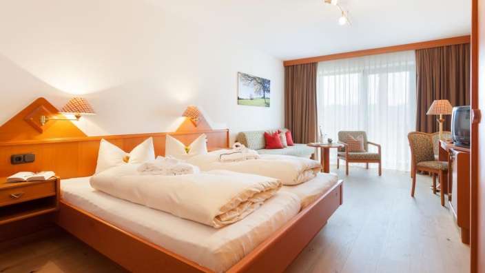 Ein Hotelzimmer mit zwei Betten und einem Fernseher