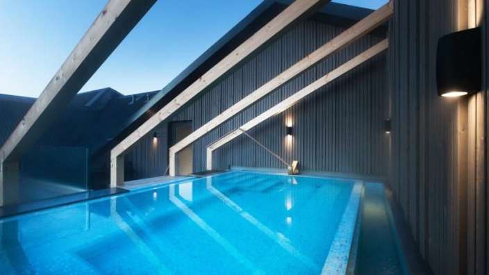 Ein großer Swimmingpool mit blauem Wasser in einem Gebäude