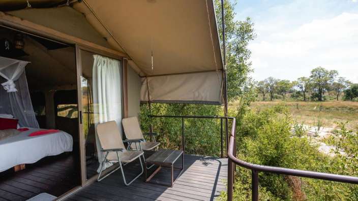 Ein kleines Deck mit zwei Stühlen und einem Tisch