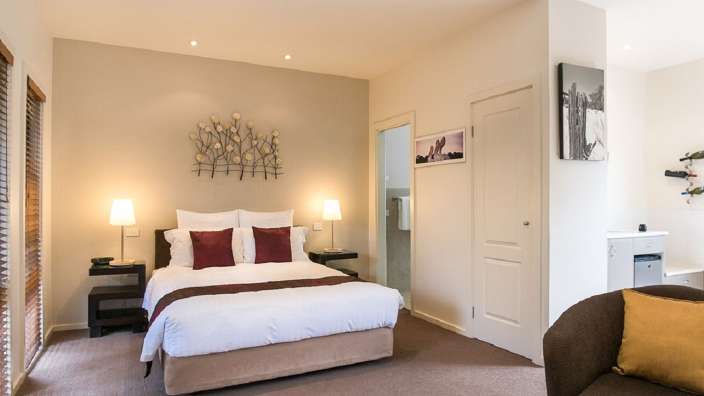 Ein Hotelzimmer mit einem Bett und einem Stuhl