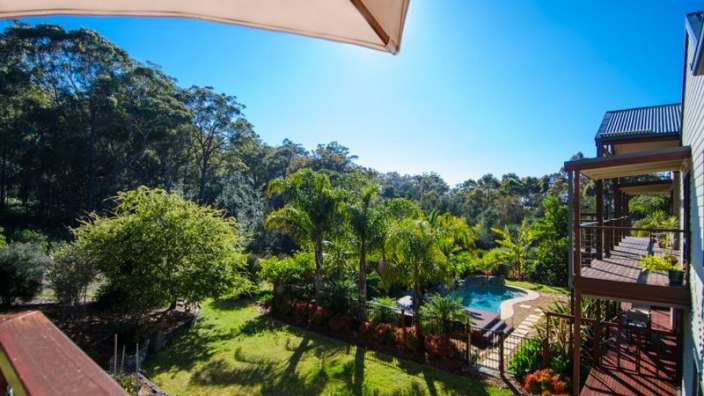 Ein Blick auf einen Garten mit einem Pool und Bäumen