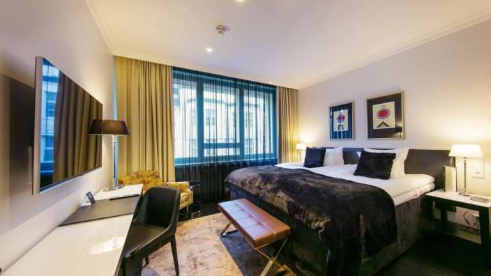 Ein Hotelzimmer mit einem Bett und einem Schreibtisch