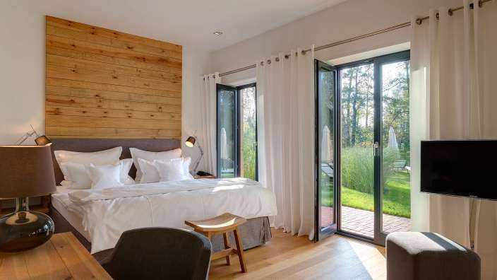 Ein Schlafzimmer mit einem Bett und einem Fernseher