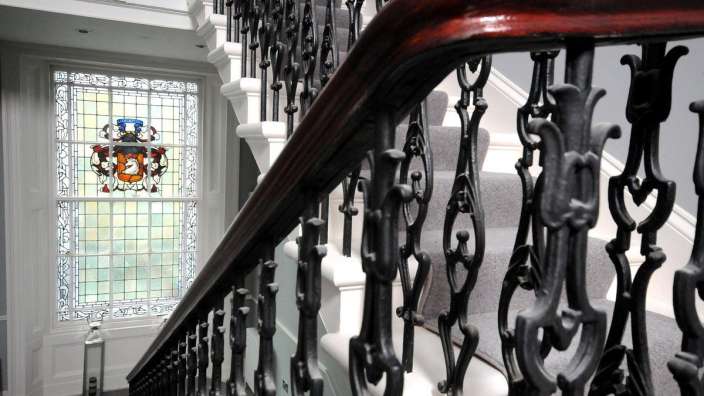 Eine Treppe mit einem Buntglasfenster im Hintergrund