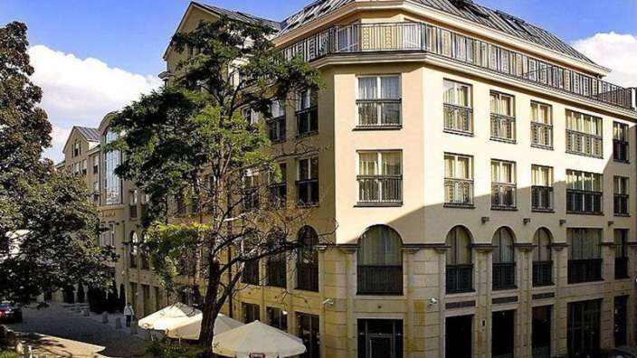 Ein großes Gebäude mit vielen Fenstern und Balkonen