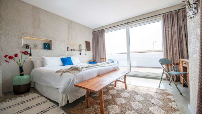 Ein Schlafzimmer mit einem Bett und einem Stuhl