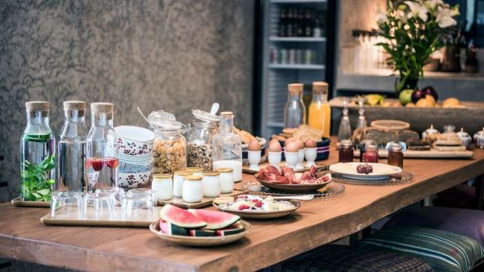 Ein langer Holztisch mit verschiedenen Speisen und Getränken darauf