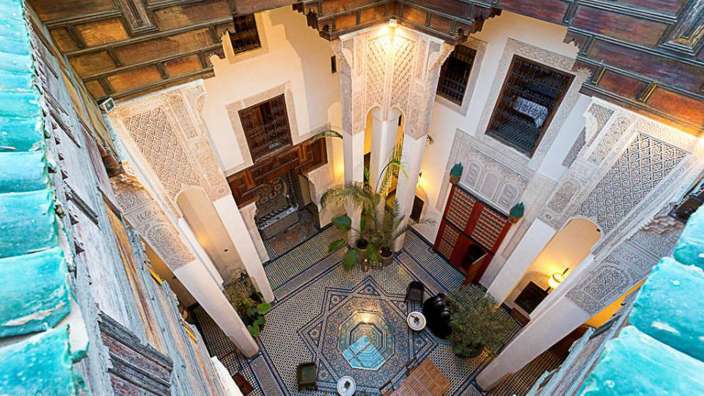 Ein zentraler Raum in einem Gebäude mit einem blauen Fliesenboden