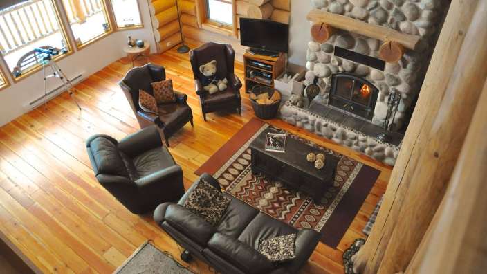 Ein Wohnzimmer mit einem Kamin und einem Fernseher