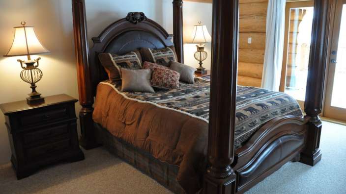 Ein Schlafzimmer mit einem Himmelbett und zwei Nachttischen