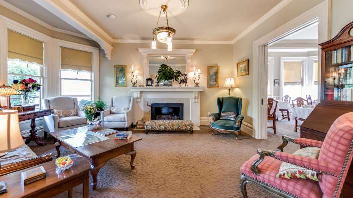 Ein Wohnzimmer mit vielen Möbeln und einem Kamin