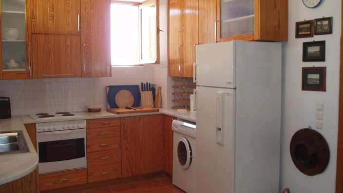 Eine Küche mit einem Kühlschrank und einer Waschmaschine