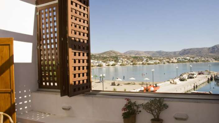 Ein Fenster mit Holzläden und einem Blick auf den Hafen
