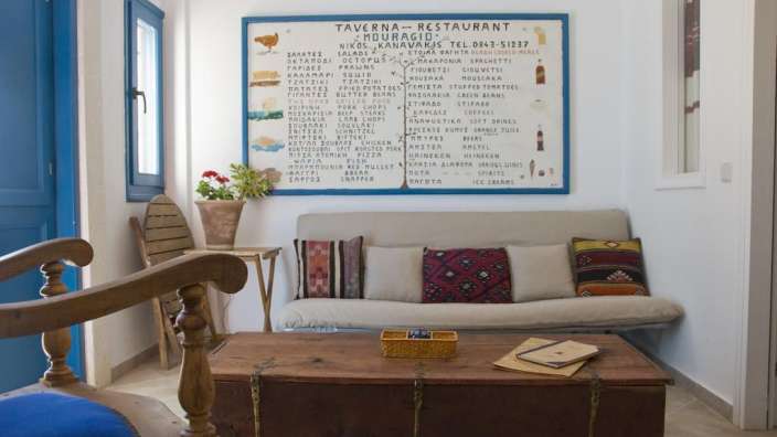 Ein Wohnzimmer mit einer Couch und einem Tisch