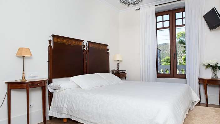 Ein Schlafzimmer mit einem Bett und zwei Nachttischen