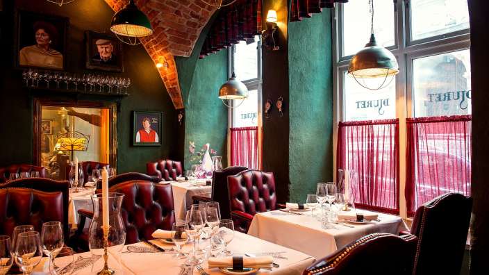 Ein Restaurant mit vielen Tischen und Stühlen