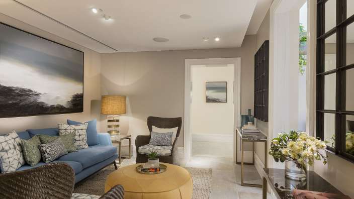 Ein Wohnzimmer mit einem blauen Sofa und einem gelben Couchtisch