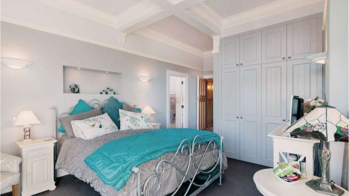 Ein Schlafzimmer mit einem Bett und einem Nachttisch