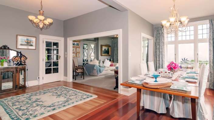 Ein Esszimmer mit einem Tisch und Stühlen und einem Kronleuchter