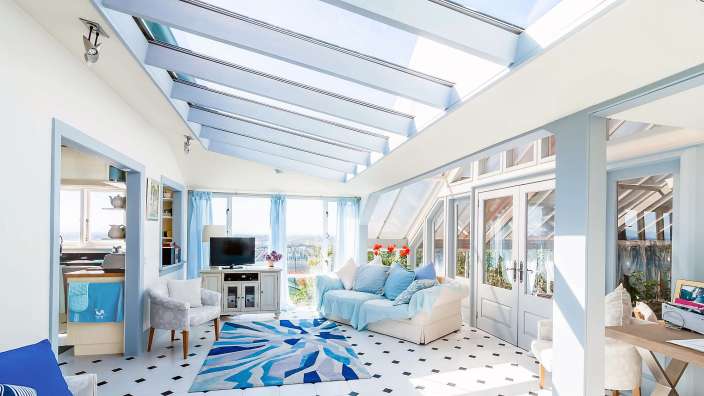 Ein Wohnzimmer mit blauen Möbeln und einem Fernseher