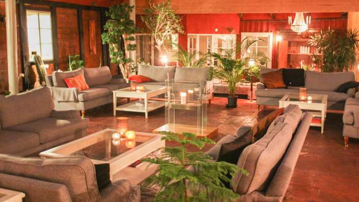 Ein Wohnzimmer mit vielen Möbeln und Kerzen