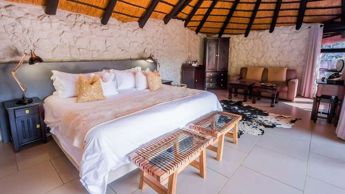 Ein Schlafzimmer mit Strohdach und einem Bett