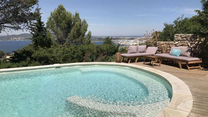 Ein Swimmingpool mit Blick auf den Ozean