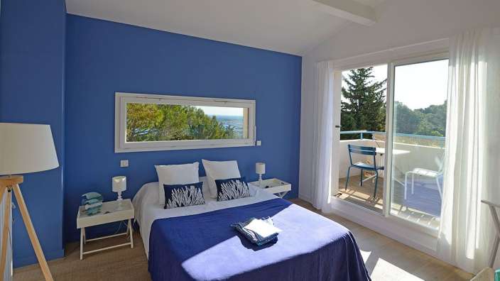 Ein Schlafzimmer mit blauen Wänden und einem blauen Bett