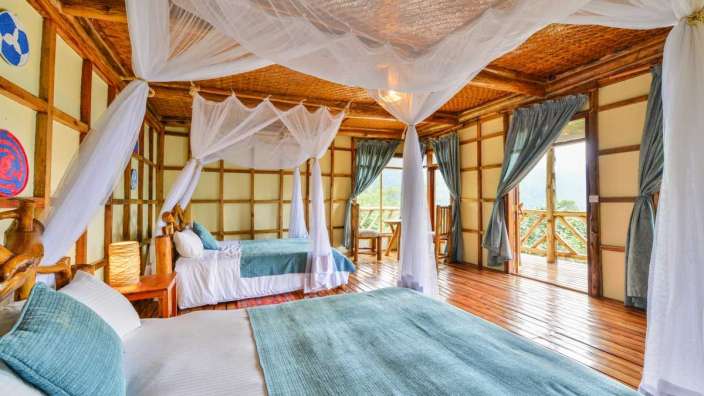 Ein Schlafzimmer mit zwei Betten und einem Mosquitonetz