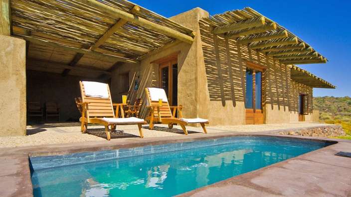 Ein Haus mit einem kleinen Pool davor