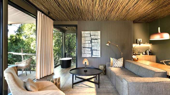 Ein Wohnzimmer mit einer Couch und einem Tisch