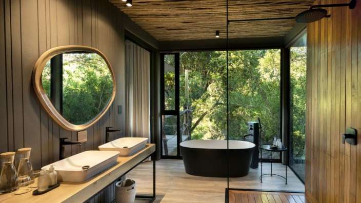 Ein Badezimmer mit zwei Waschbecken und einer Badewanne