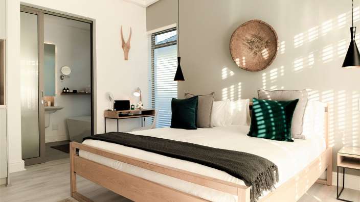 Ein Schlafzimmer mit einem Bett und einem Schreibtisch