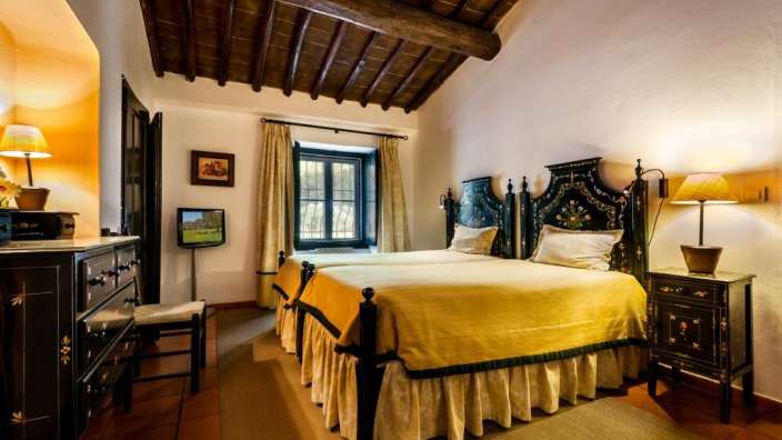 Ein Schlafzimmer mit zwei Betten und einem Fernseher