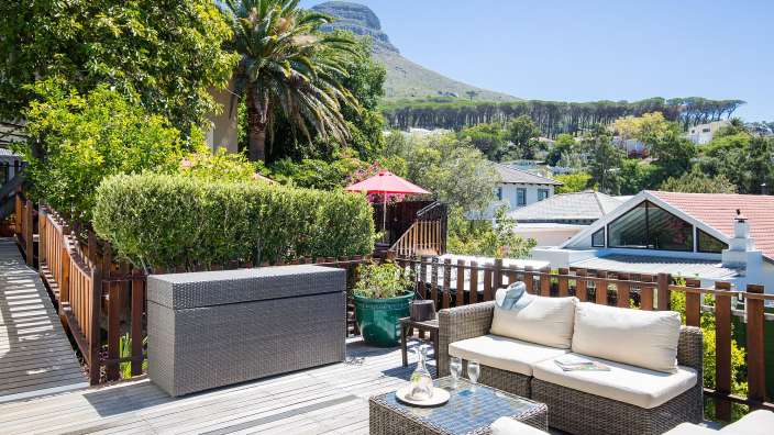 Ein Wohnzimmer auf einem Deck mit Blick auf einen Berg
