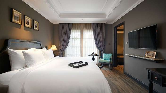 Ein Hotelzimmer mit einem Bett und einem Fernseher