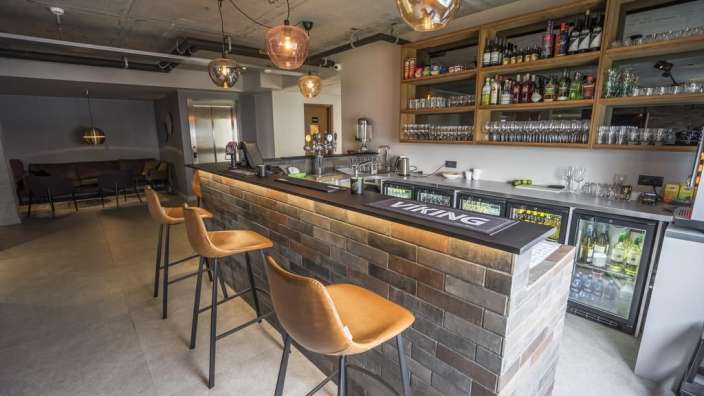 Eine Bar mit Stühlen und einem Etikett mit der Aufschrift viking