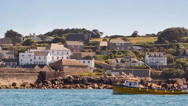 Ein gelb-schwarzes Boot fährt in der Nähe eines weißen Gebäudes mit der Aufschrift " reception "