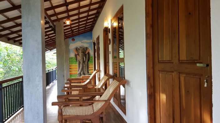 Eine Wand mit einem Gemälde eines Elefanten darauf