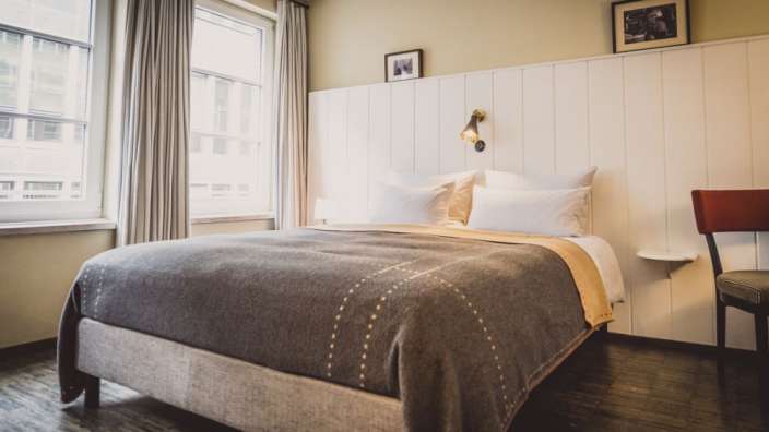 Ein Hotelzimmer mit einem Bett und einem Stuhl